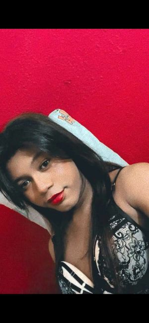 Jovencita Isabela, detráns de la reset 